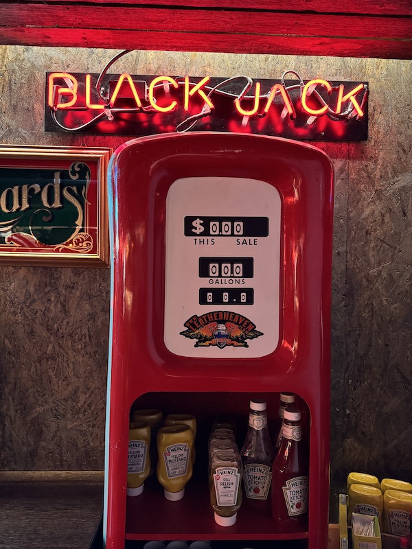 Maustehylly saluuna bensamittari