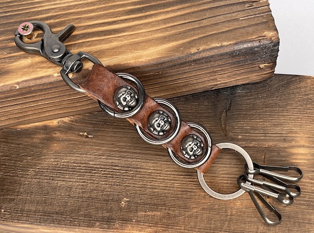 Avaimenperä ruskea nahka 3 pääkalloa - Avaimenperät - PER90 - 1