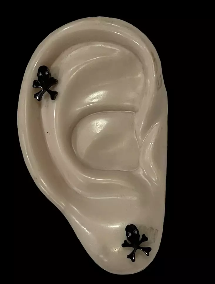 Korvakorut Musta piraattikallosilhuetti - Korvakorut - KRV210 - 1