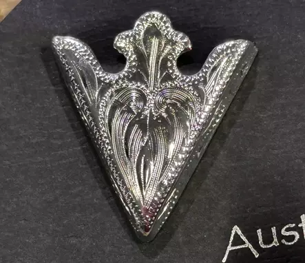 Kaulusklipsi Kuviokaiverruksin - Korut ja kellot - KAUL1 - 2