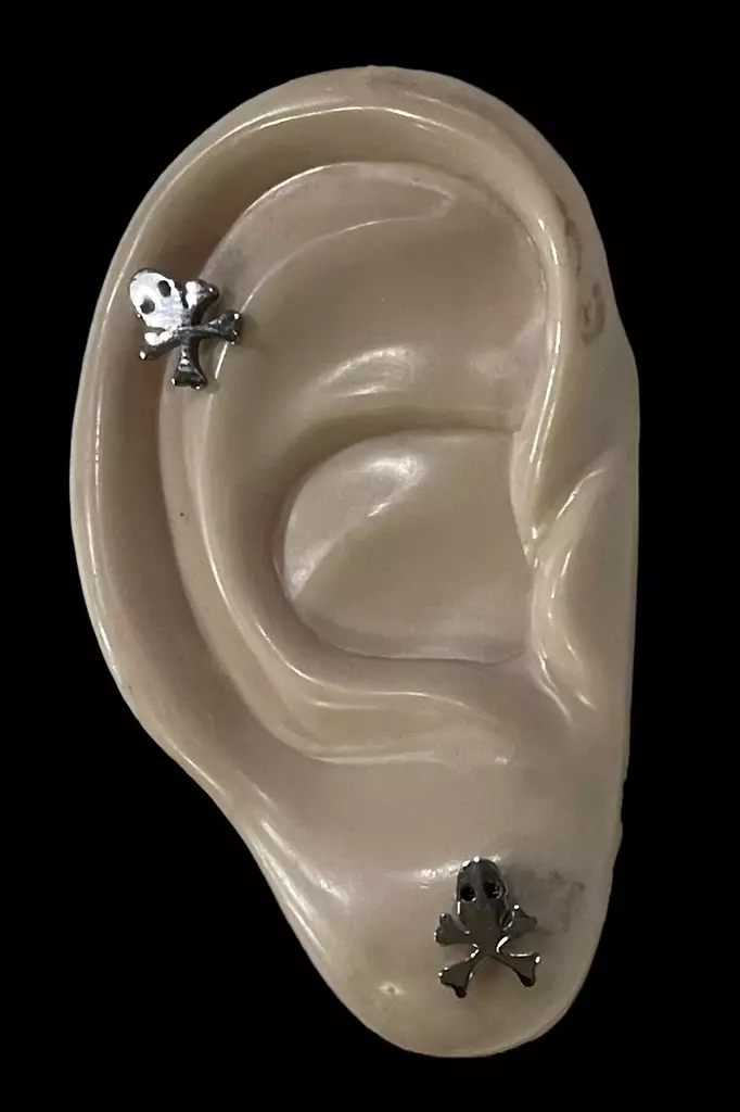 Korvakorut Teräs piraattikallosilhuetti - Korvakorut - KRV211 - 1