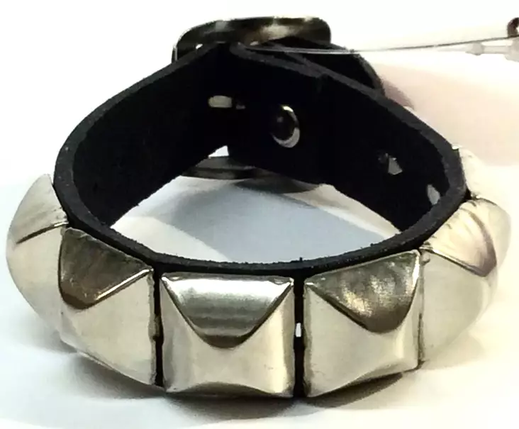 Niittiranneke musta 1.rivinen pyramidi - Kaulapannat, rannekkeet, käsiraudat - RY131 - 1