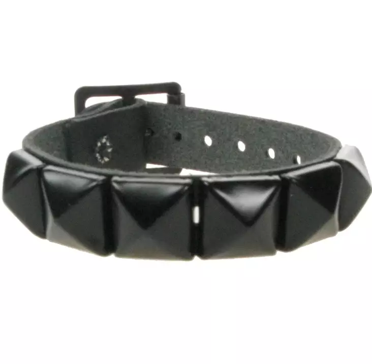 Niittiranneke musta pyramidi 1-rivinen - Rannekorut - RY141 - 1