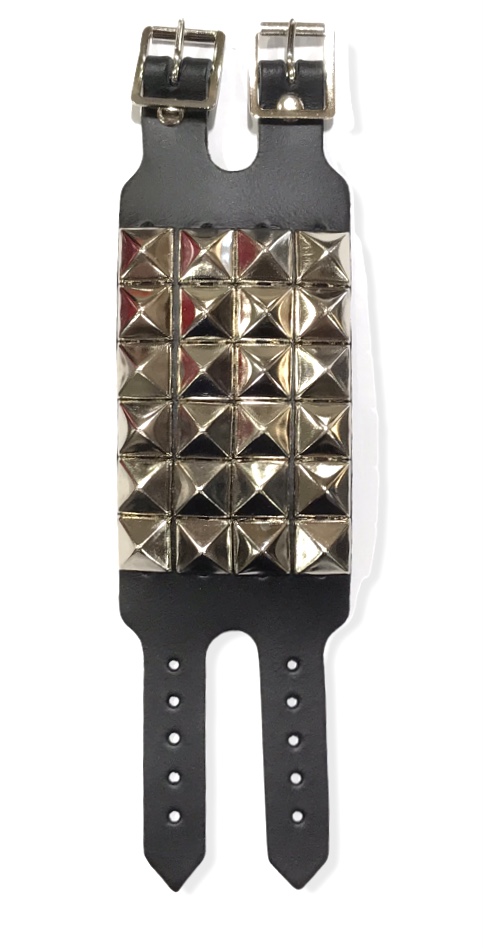 Niittiranneke, 4-rivinen pyramidi - Kaulapannat, rannekkeet, käsiraudat - RY32 - 2