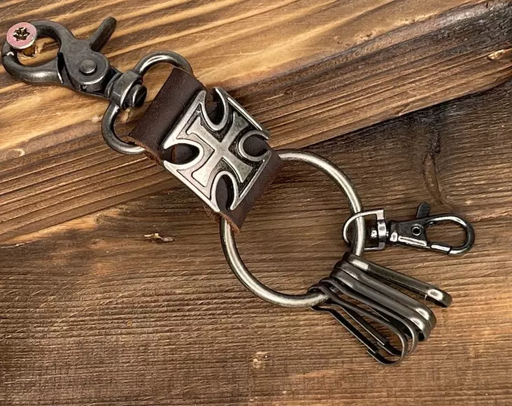 Avaimenperä maltanristi ruskea nahka - Avaimenperät - PER93 - 1