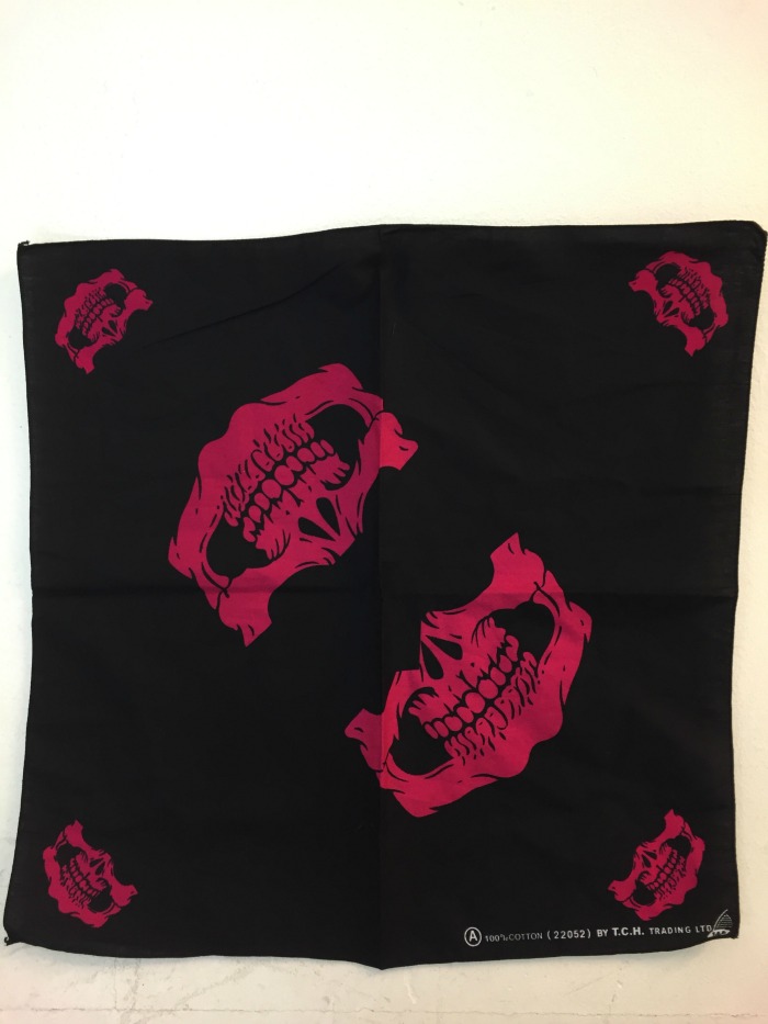 Huivi, Pääkallo, musta / tumma pinkki - Huivit - HU366 - 1