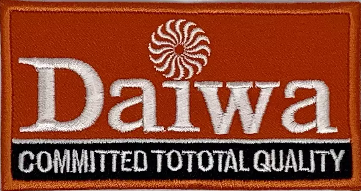 Kangasmerkki Daiwa oranssi pohja - Kangasmerkit - K1528 - 1