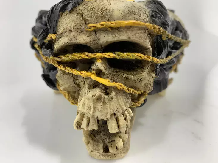 Kynttilänjalka3-Pääkalloa - Kynttilänjalka, -alusta, suitsuketeline - HOR158 - 1