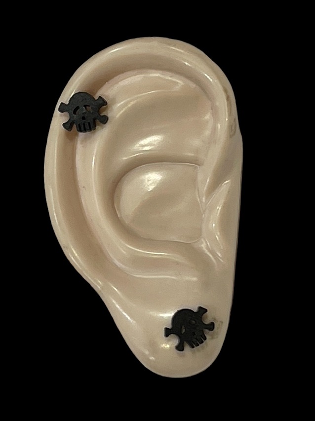 Korvakorut Musta pääkallosilhuetti - Korvakorut - KRV209 - 1